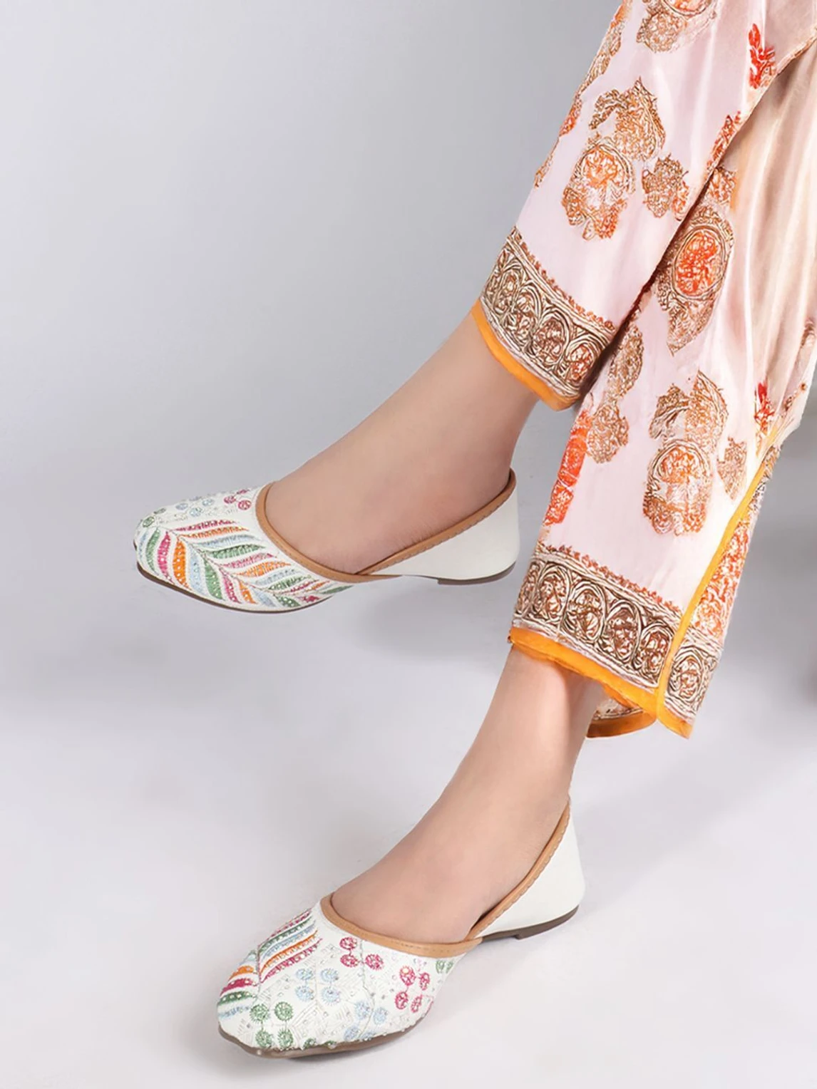 Feet Runner Women Ethnic Embroidred Jutis and Mojaris Bellies Sandal (Purple , 5) - Image 3
